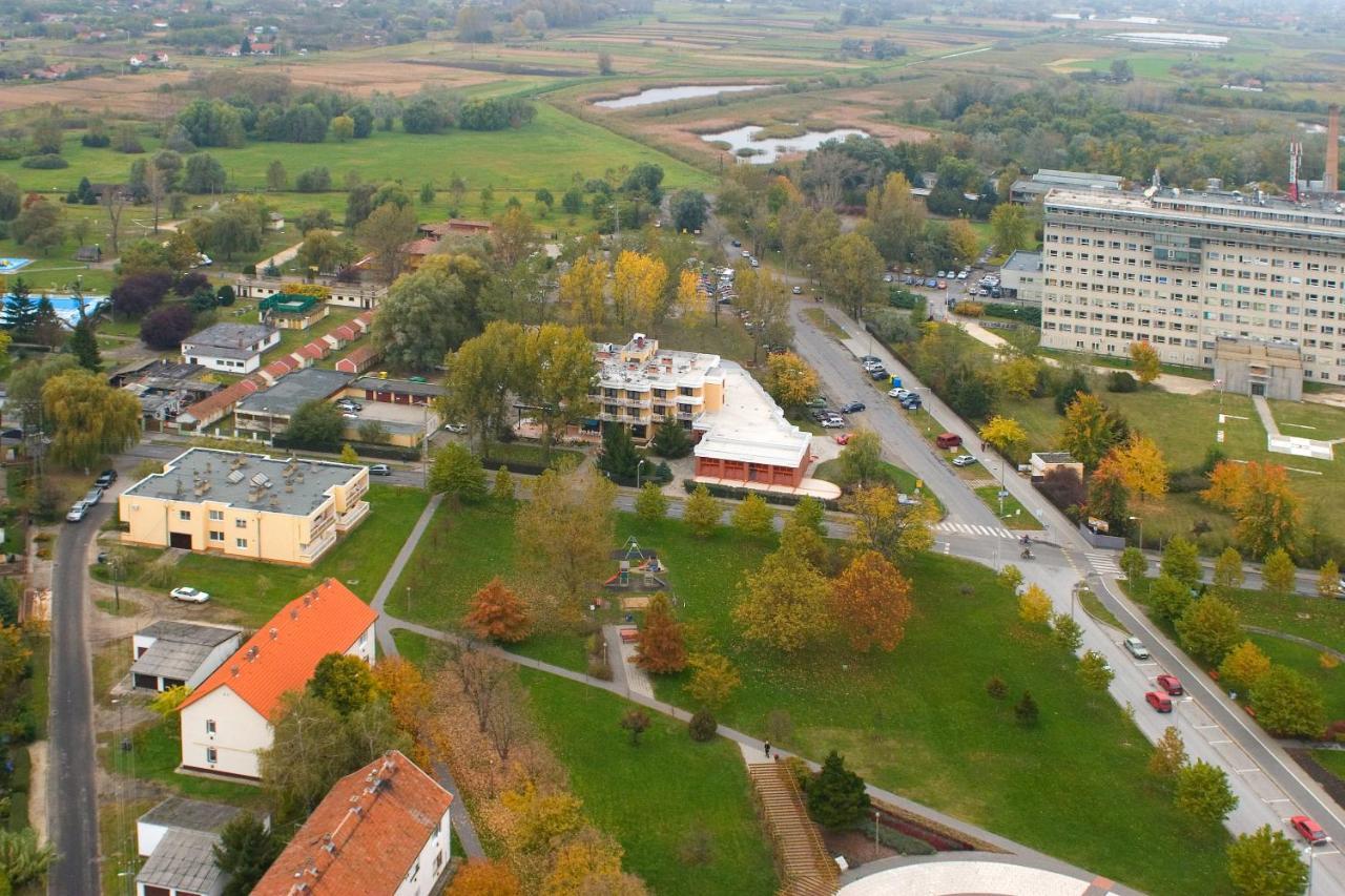 Csipke Hotel Kiskunhalas Bagian luar foto