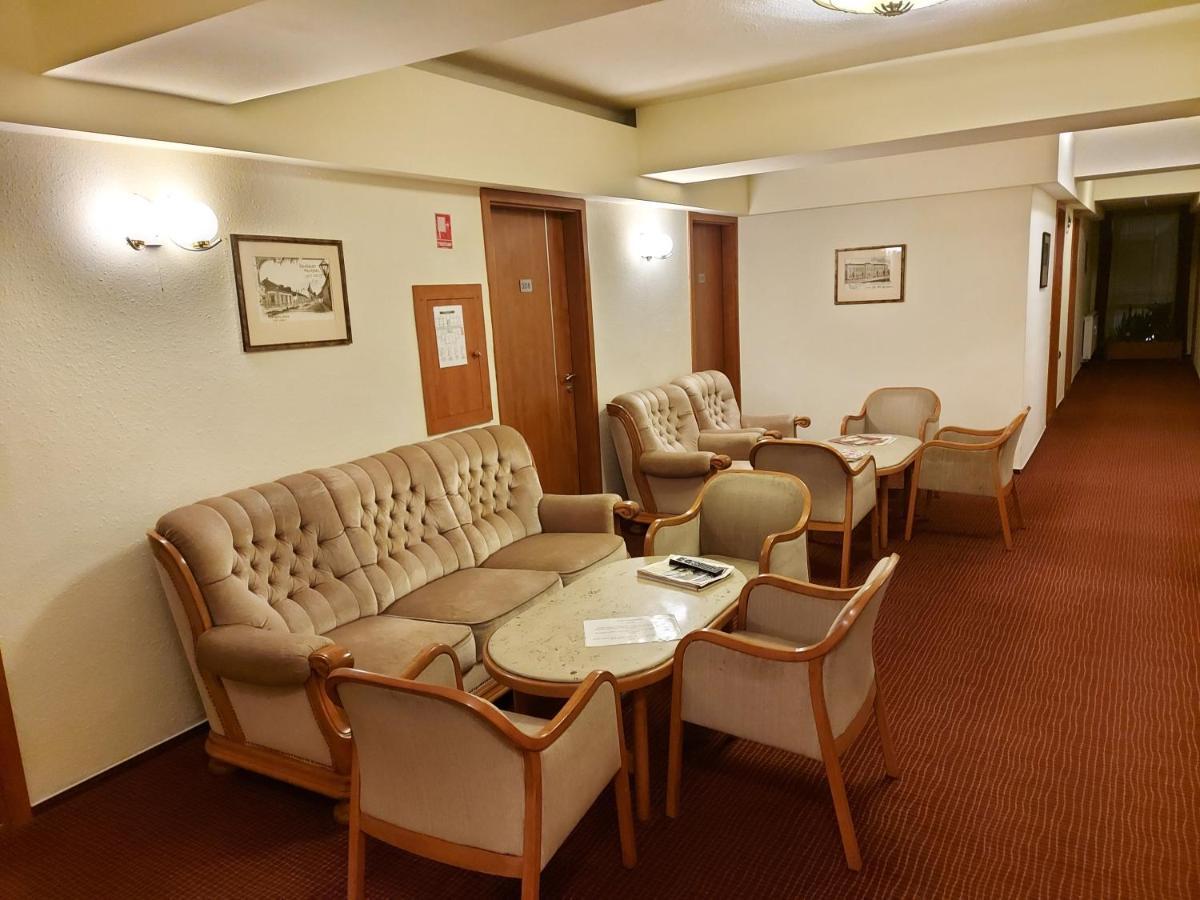Csipke Hotel Kiskunhalas Bagian luar foto