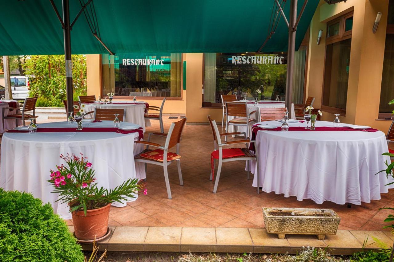 Csipke Hotel Kiskunhalas Bagian luar foto