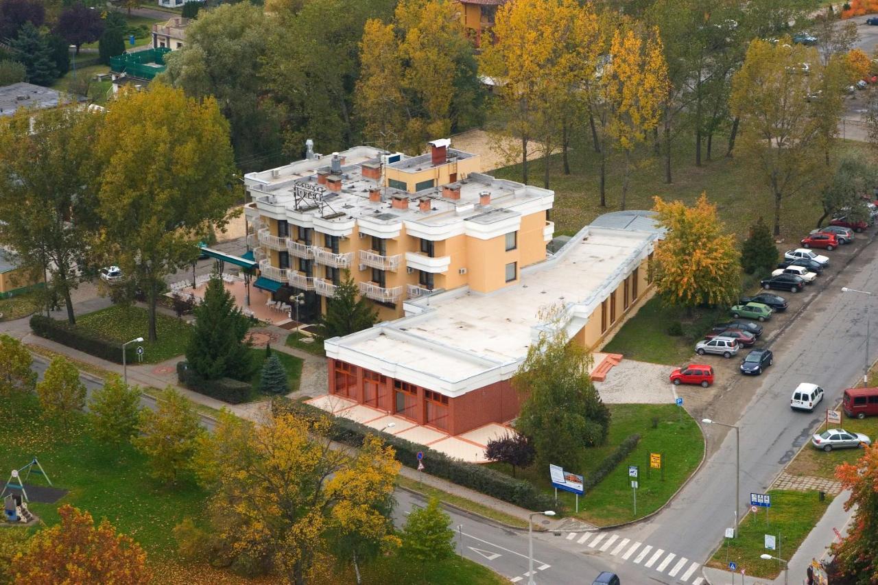 Csipke Hotel Kiskunhalas Bagian luar foto