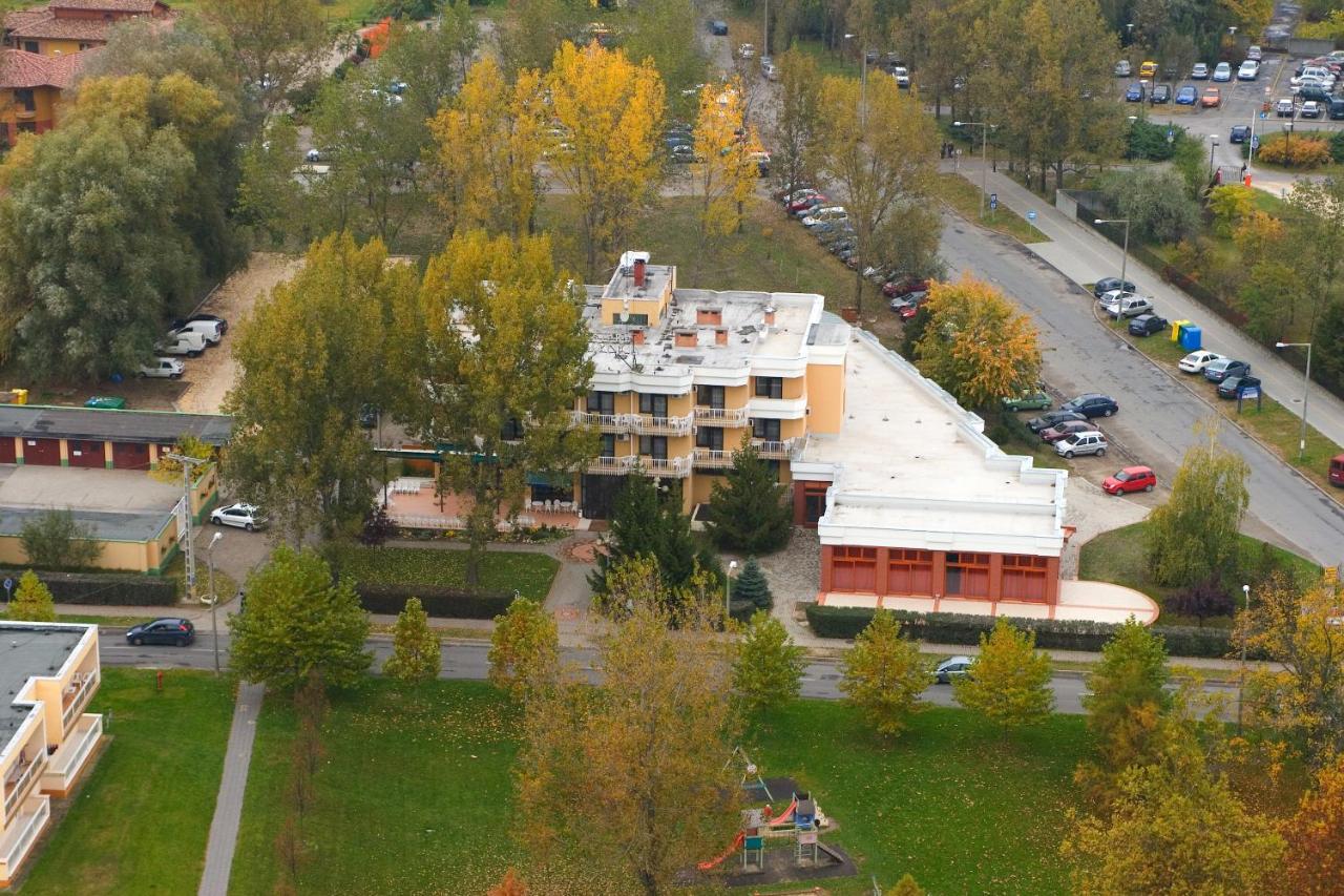 Csipke Hotel Kiskunhalas Bagian luar foto