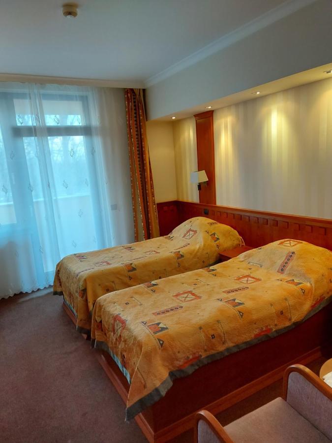 Csipke Hotel Kiskunhalas Bagian luar foto