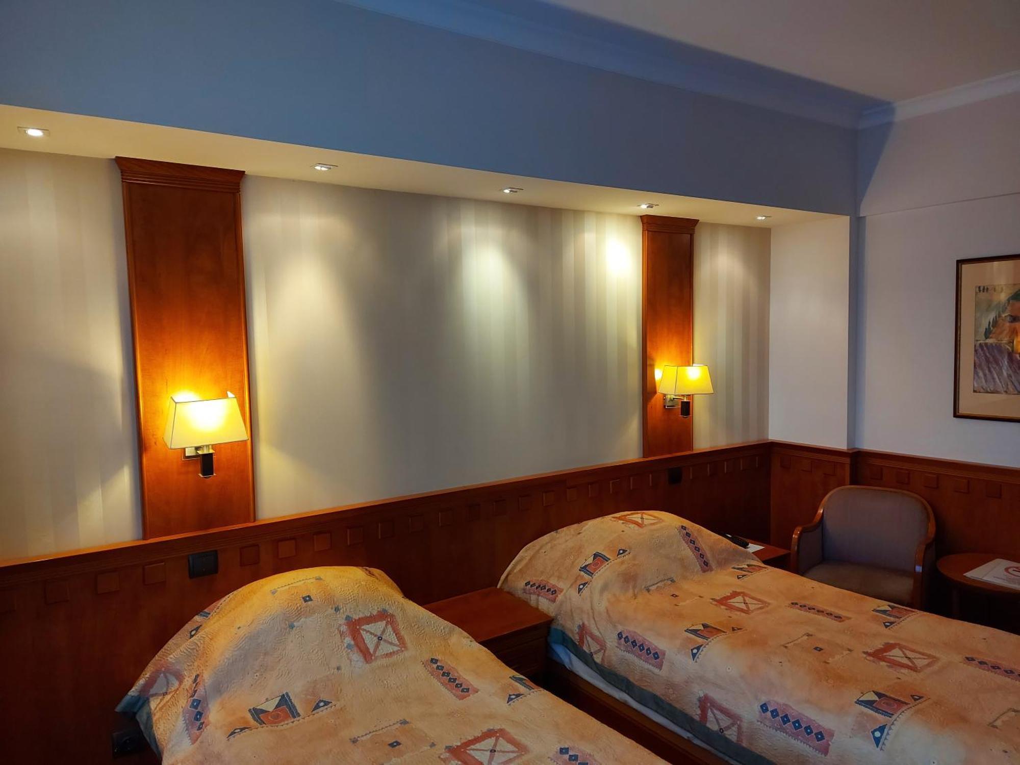 Csipke Hotel Kiskunhalas Bagian luar foto