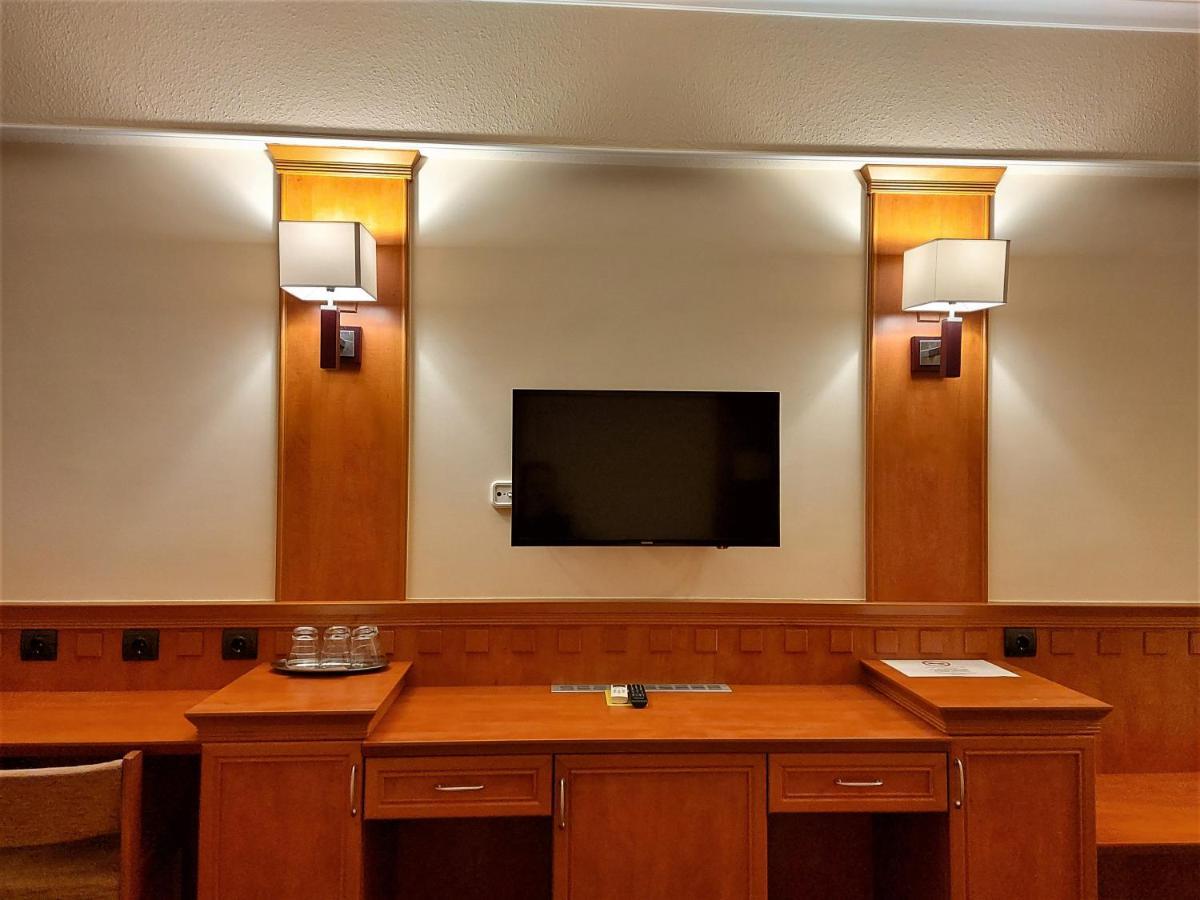 Csipke Hotel Kiskunhalas Bagian luar foto