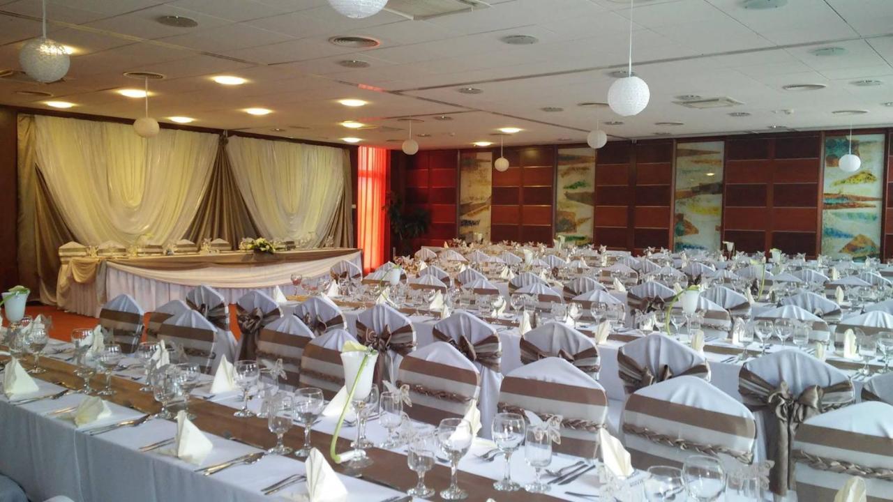 Csipke Hotel Kiskunhalas Bagian luar foto