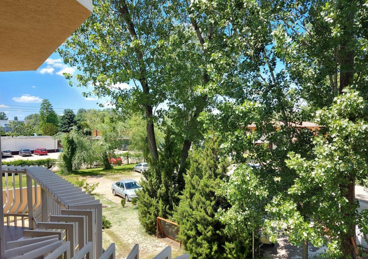 Csipke Hotel Kiskunhalas Bagian luar foto