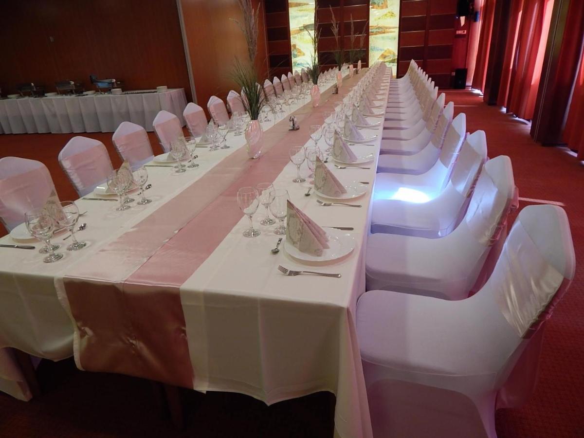 Csipke Hotel Kiskunhalas Bagian luar foto