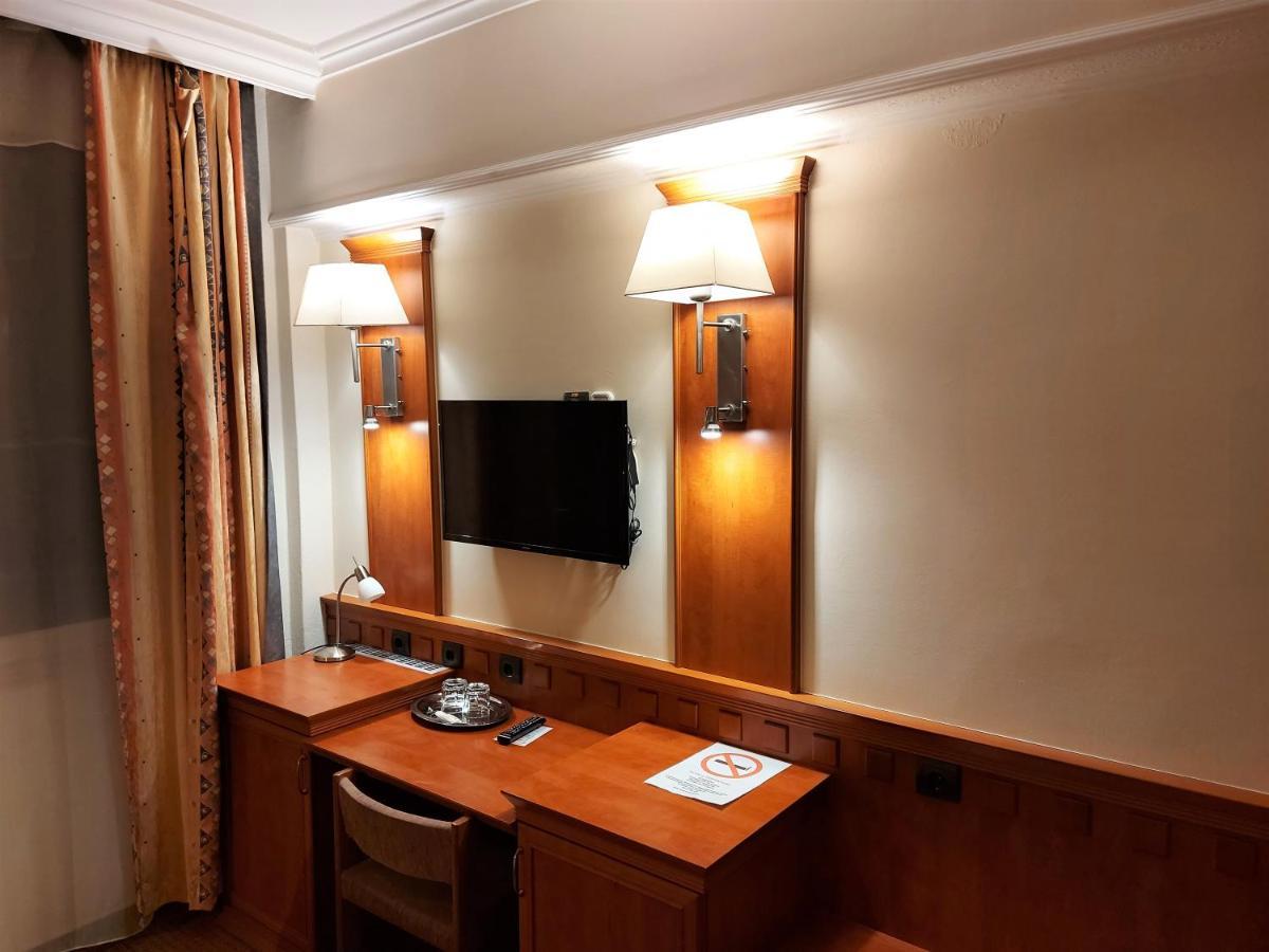 Csipke Hotel Kiskunhalas Bagian luar foto
