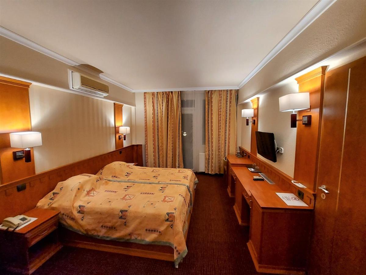Csipke Hotel Kiskunhalas Bagian luar foto