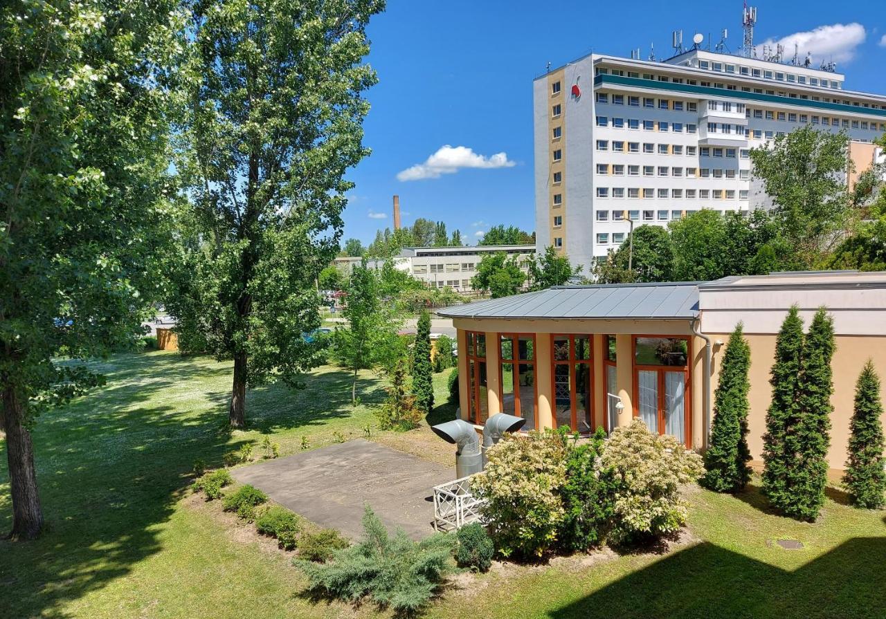 Csipke Hotel Kiskunhalas Bagian luar foto