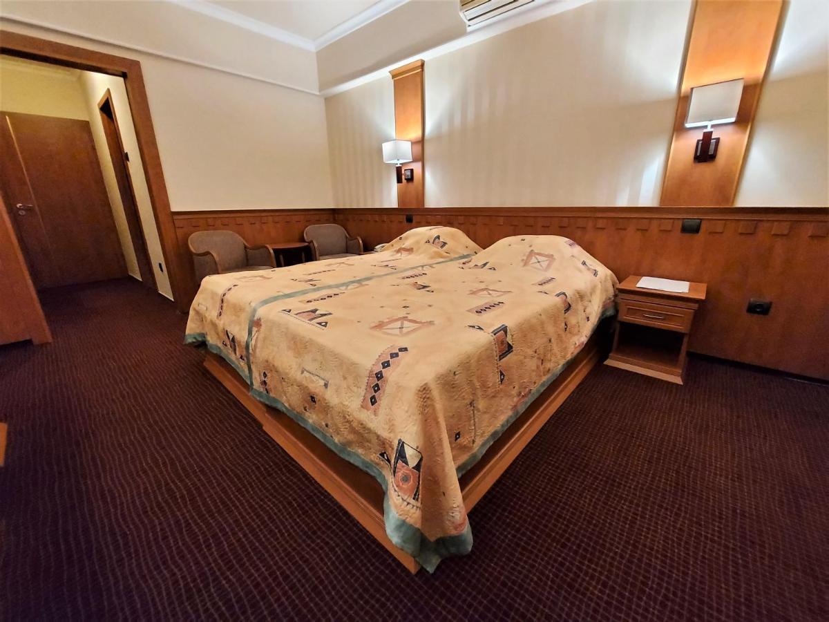 Csipke Hotel Kiskunhalas Bagian luar foto