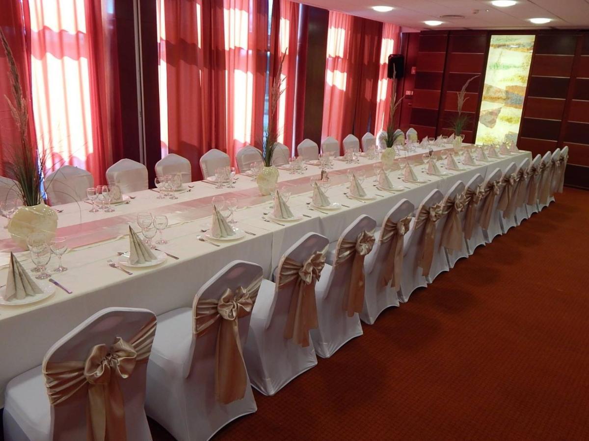Csipke Hotel Kiskunhalas Bagian luar foto