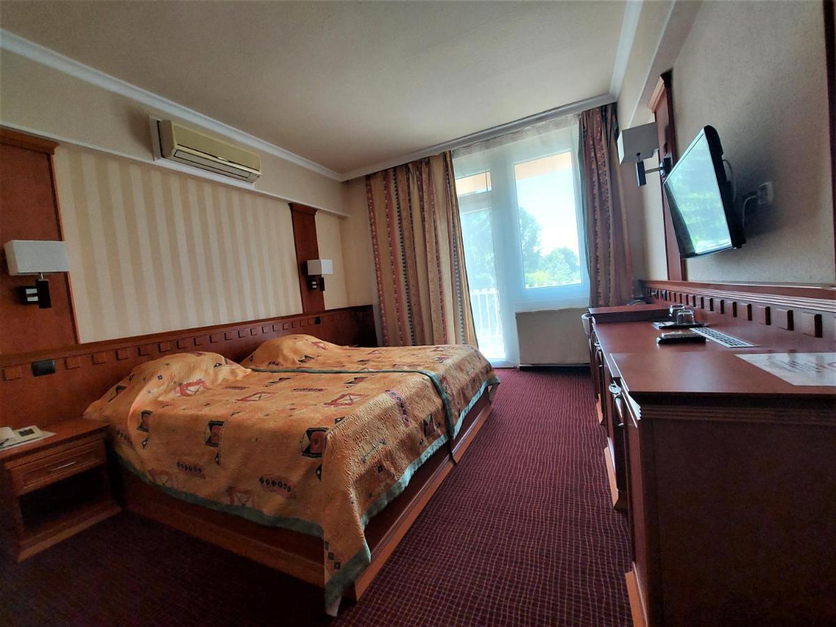 Csipke Hotel Kiskunhalas Bagian luar foto
