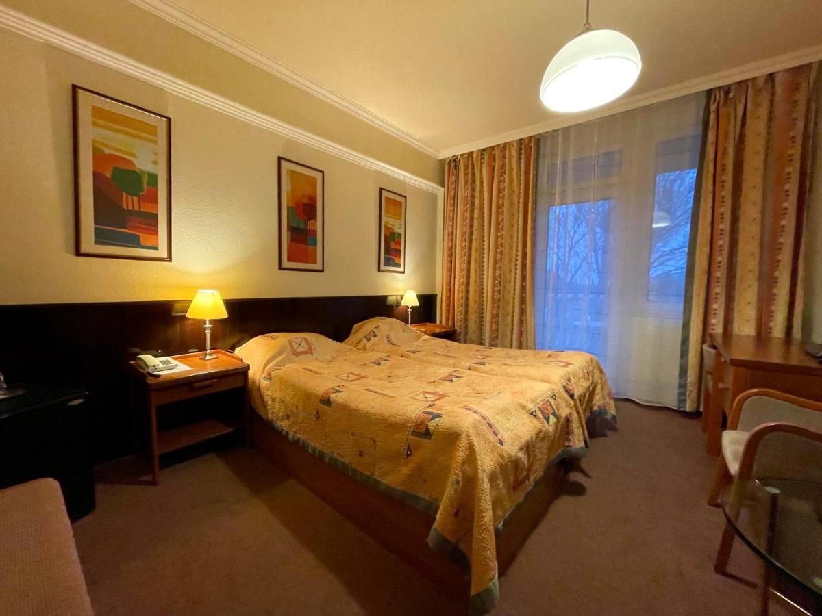 Csipke Hotel Kiskunhalas Bagian luar foto