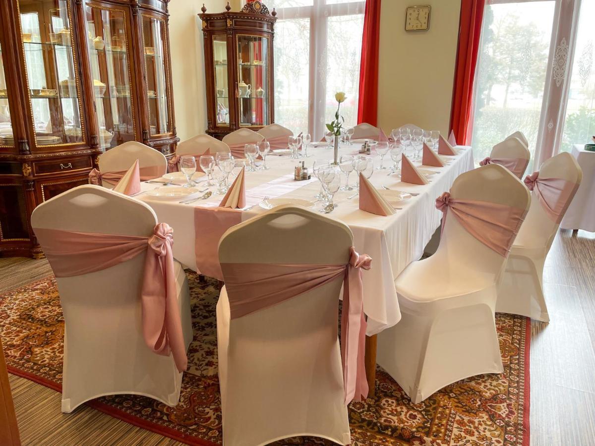 Csipke Hotel Kiskunhalas Bagian luar foto