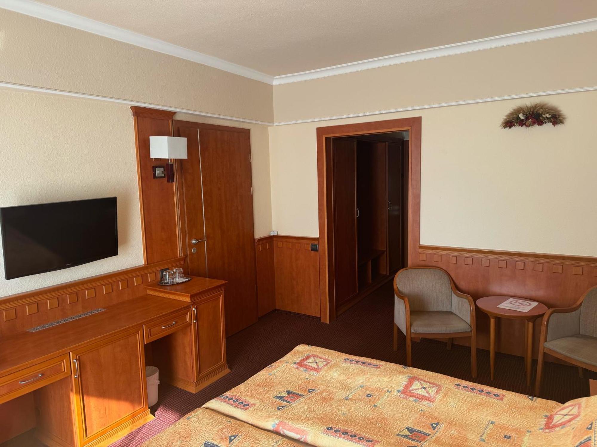 Csipke Hotel Kiskunhalas Bagian luar foto