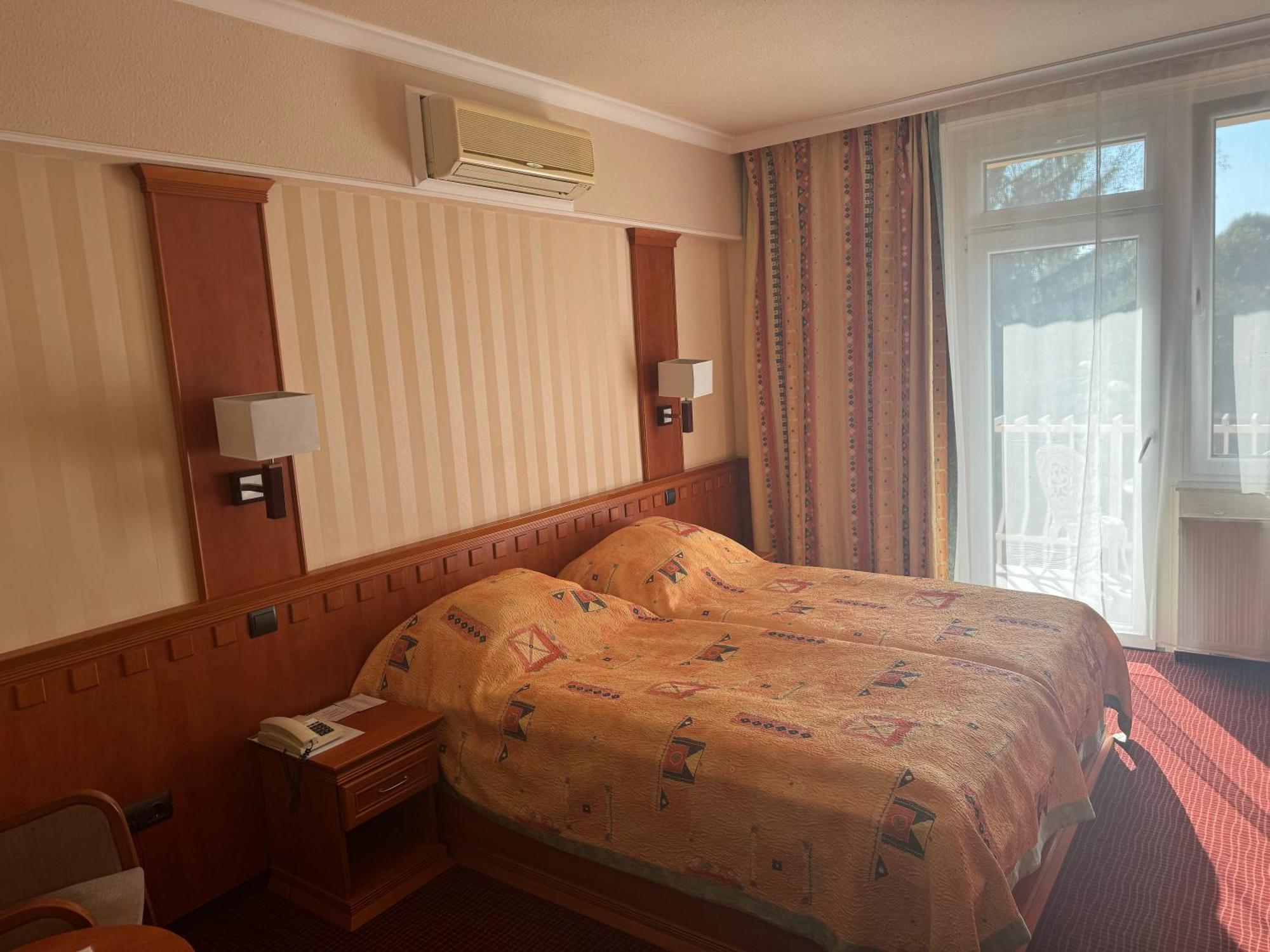 Csipke Hotel Kiskunhalas Bagian luar foto