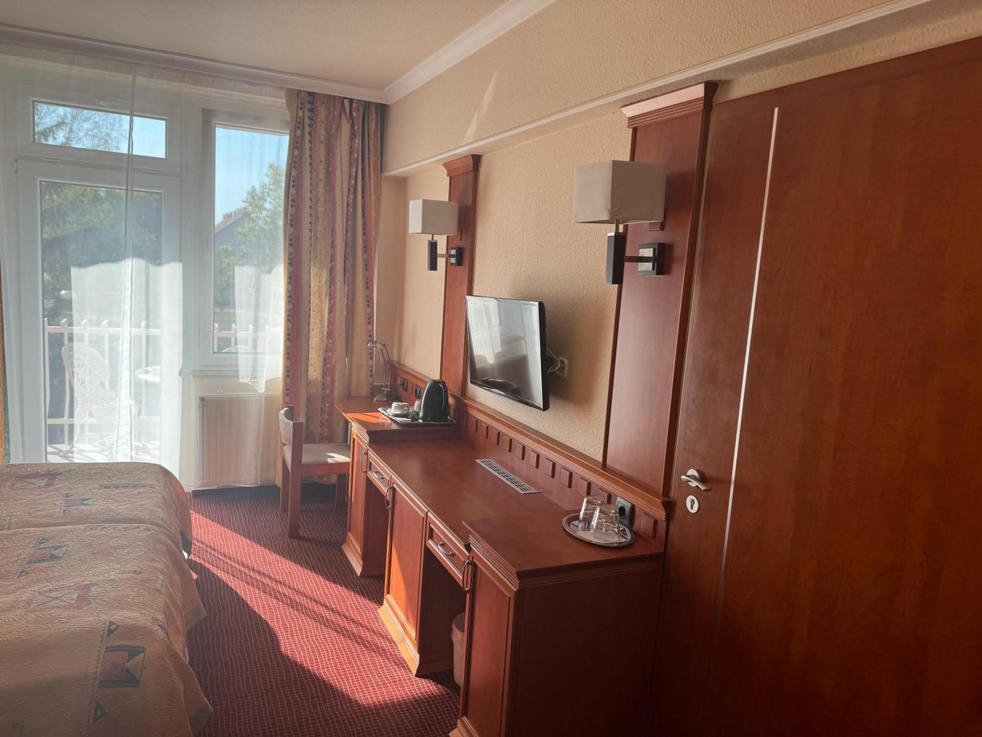 Csipke Hotel Kiskunhalas Bagian luar foto