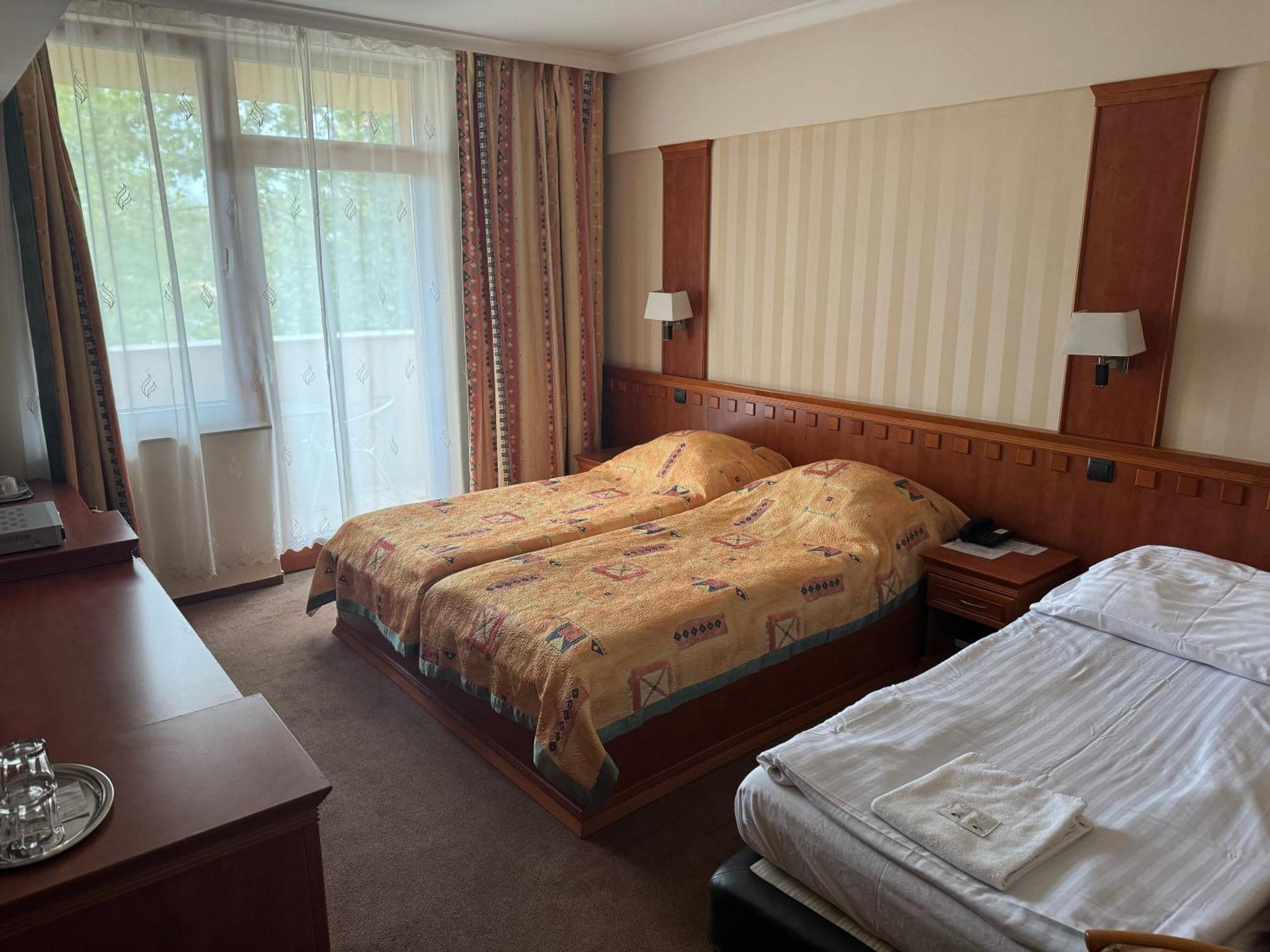 Csipke Hotel Kiskunhalas Bagian luar foto