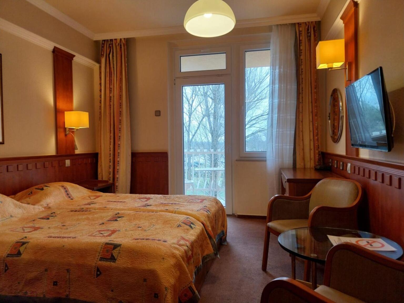 Csipke Hotel Kiskunhalas Bagian luar foto