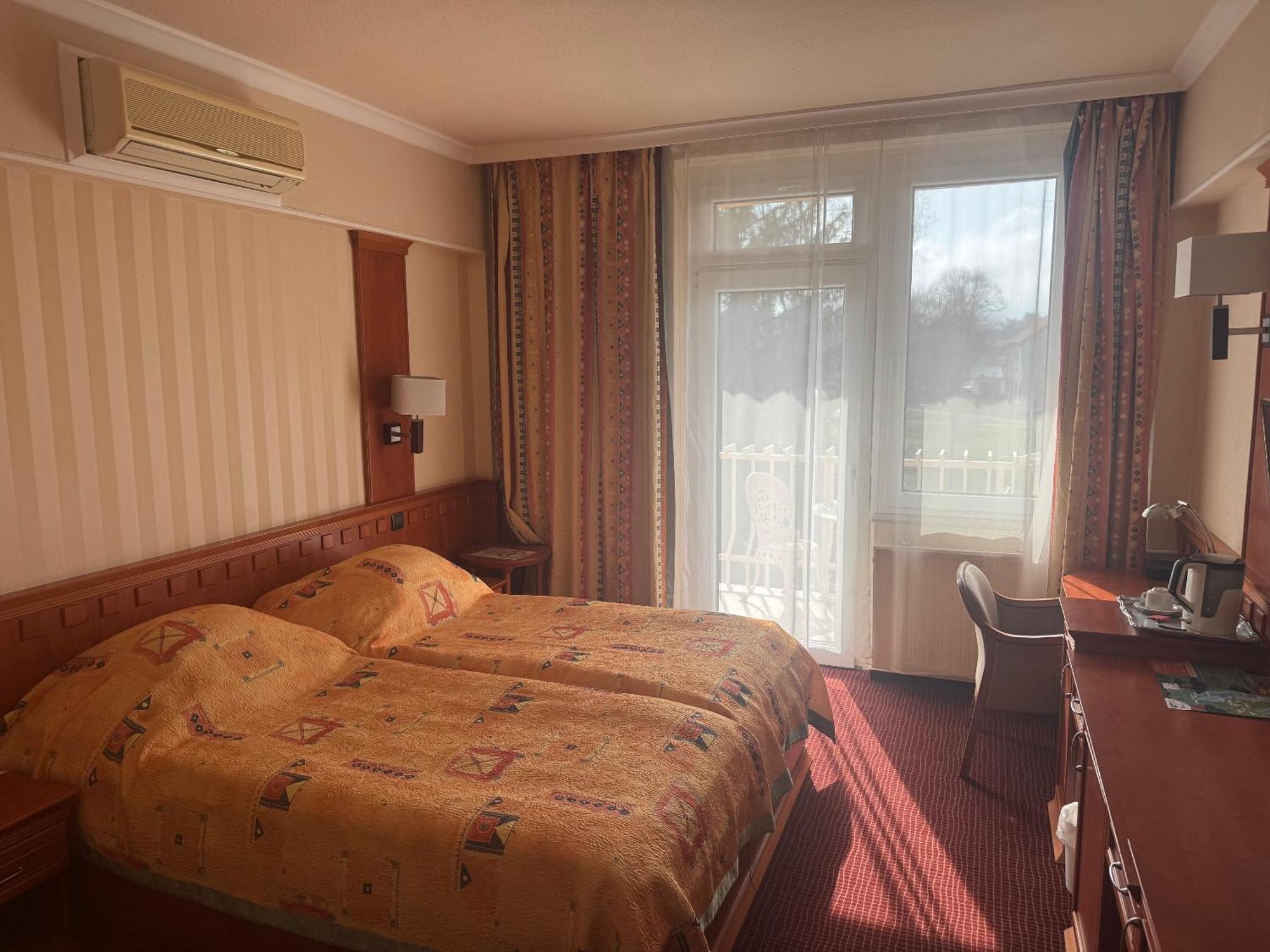 Csipke Hotel Kiskunhalas Bagian luar foto