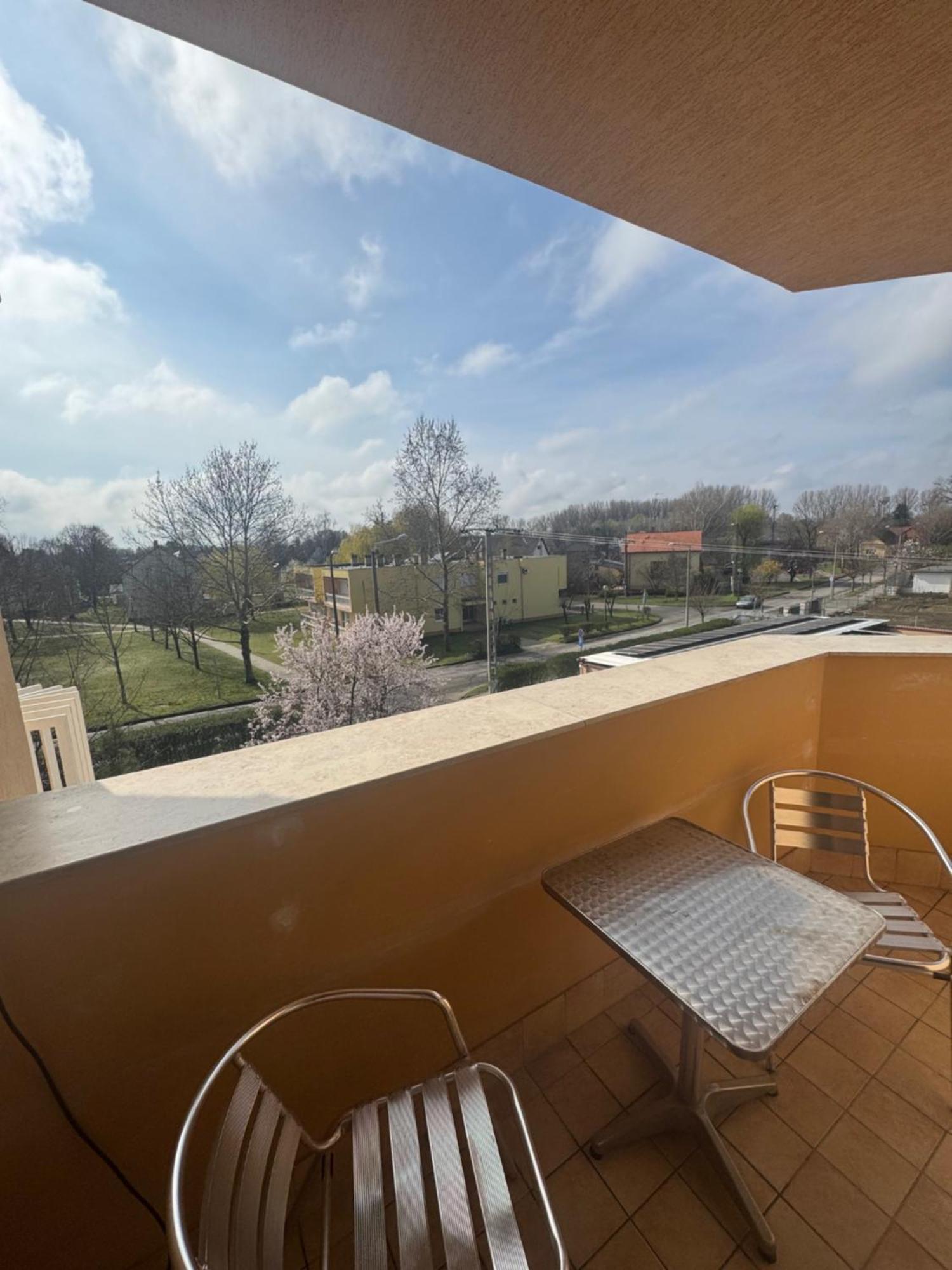 Csipke Hotel Kiskunhalas Bagian luar foto