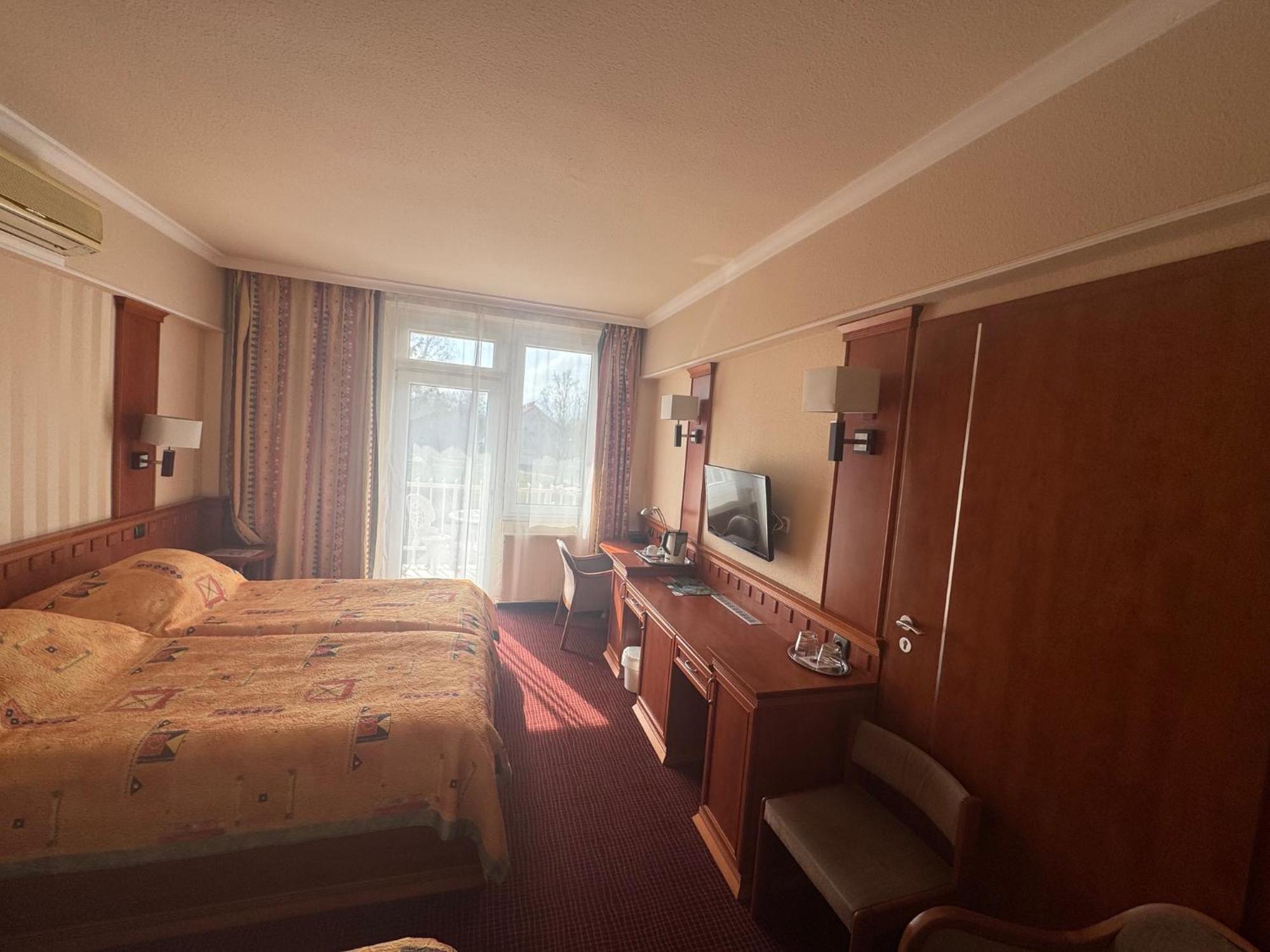 Csipke Hotel Kiskunhalas Bagian luar foto