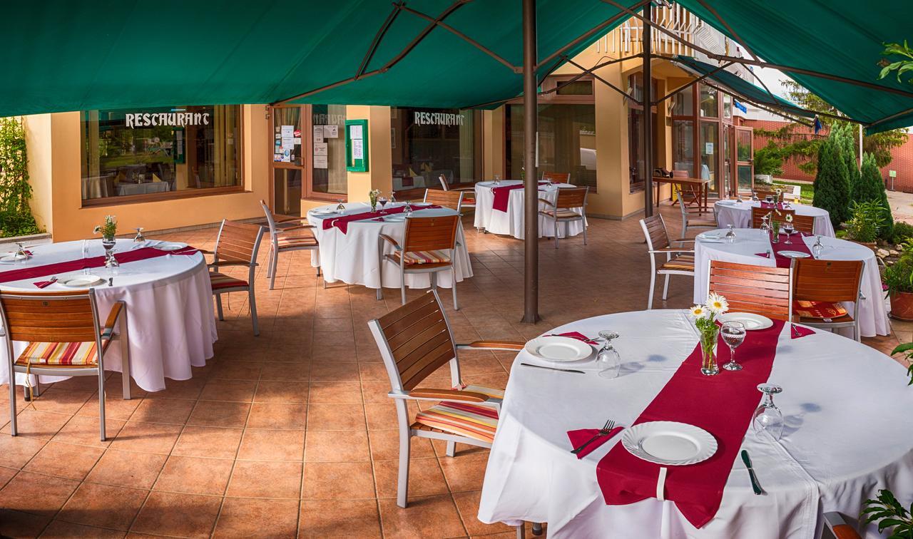 Csipke Hotel Kiskunhalas Bagian luar foto