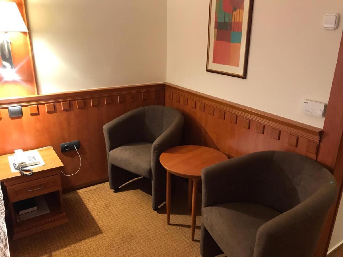 Csipke Hotel Kiskunhalas Bagian luar foto