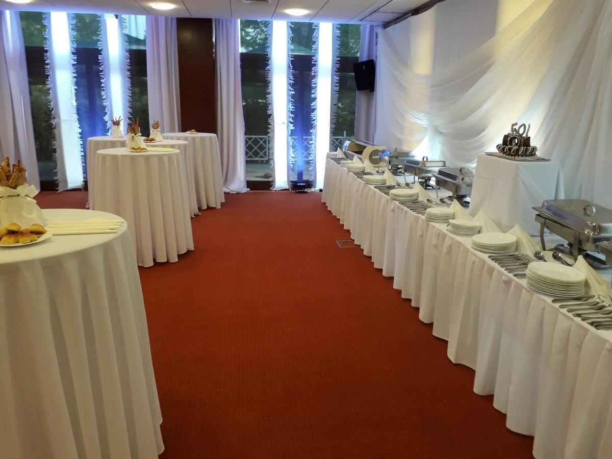 Csipke Hotel Kiskunhalas Bagian luar foto